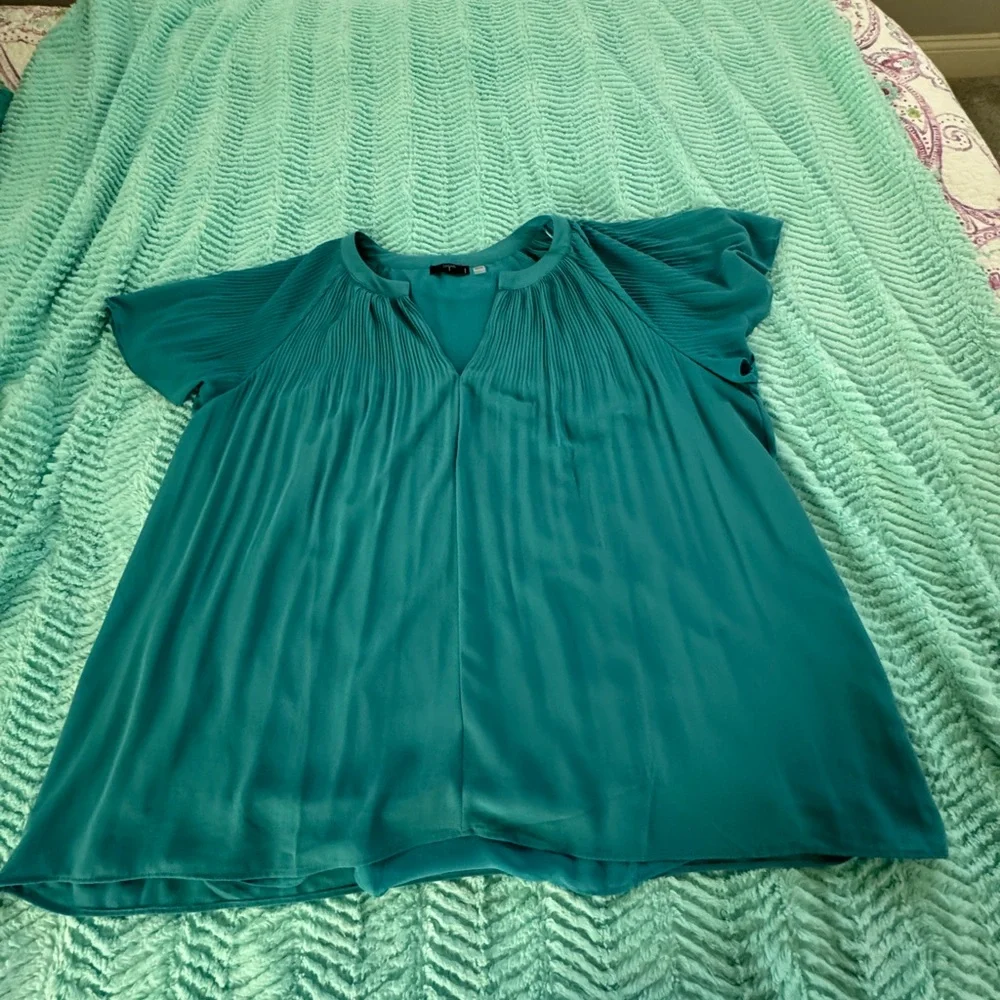 Tahari Turquoise Flutter Sleeve Blouse with Pleated Details 2x - Picture 6 of 11